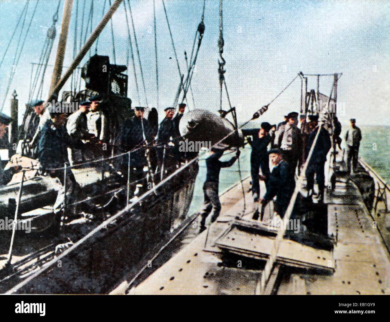La propagande allemande colorisée contemporain photo montre une torpille d'être chargés à bord d'un sous-marin de l'Allemagne, la date et l'endroit inconnu (1914-1918). Photo : Archives Neumann - AUCUN FIL SERVICE - Banque D'Images