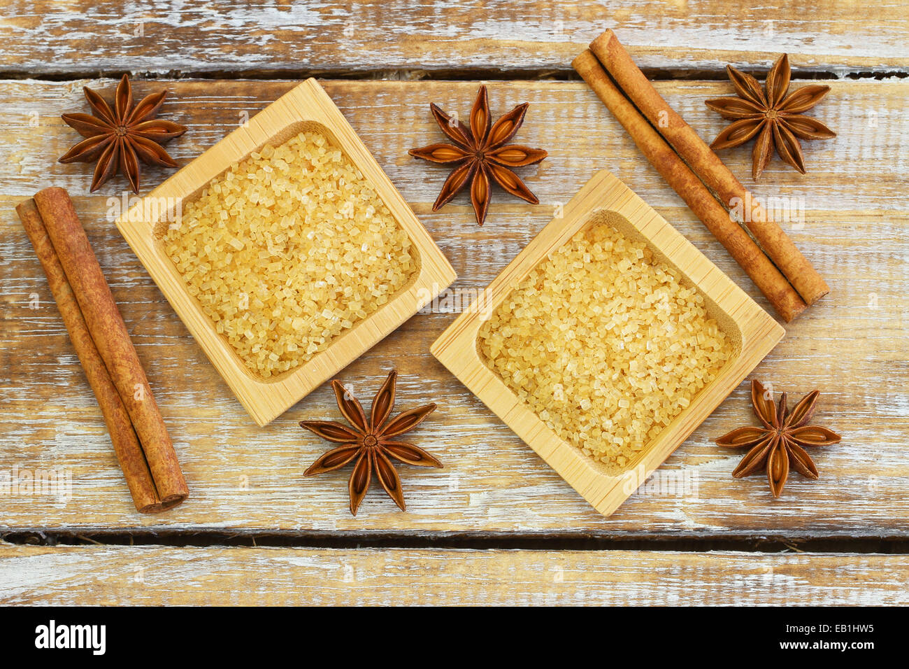 Le sucre brun, l'anis étoilé et des bâtons de cannelle sur la surface en bois rustique Banque D'Images