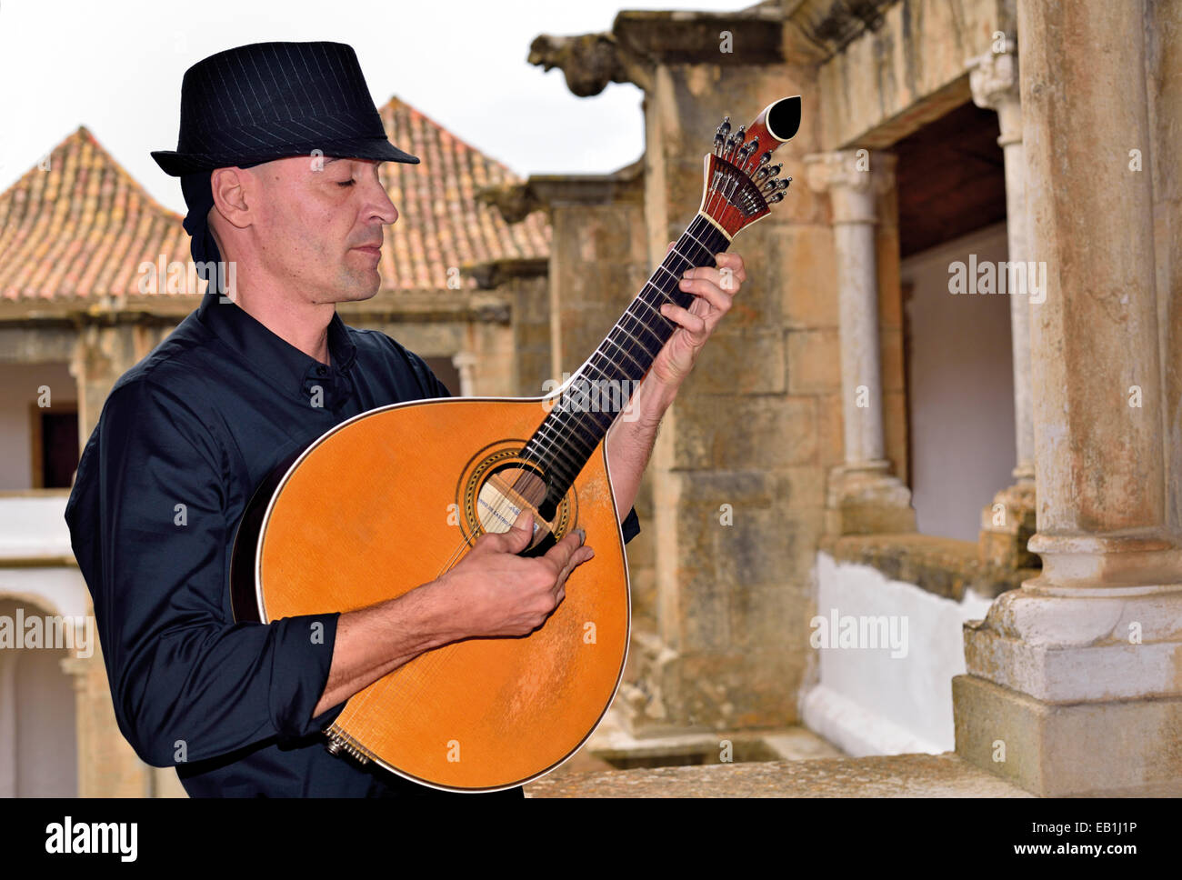 Le Portugal, l'Algarve : João Cuña musicien jouant la Guitarra Portuguesa dans le cloître de la Museu Municipial à Faro Banque D'Images