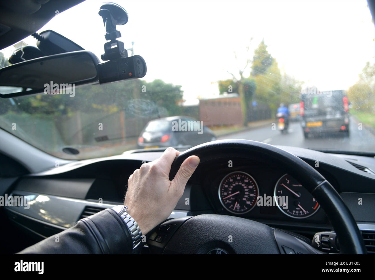 La conduite dans le trafic lent avec un tiret-cam car l'enregistrement de caméra vidéo de pare-brise Banque D'Images