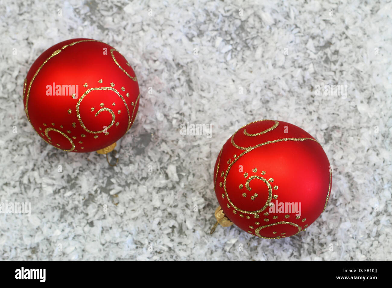 Boules de Noël rouge sur la surface enneigée with copy space Banque D'Images