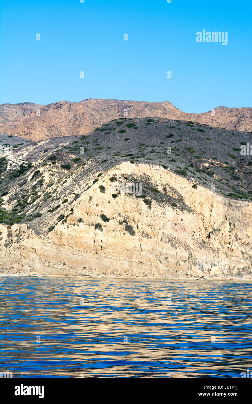 Une île isolée dans l'Channel Islands de Californie montre la géologie de terrain robuste et diversifiée contre l'encadré turquoise profond Banque D'Images