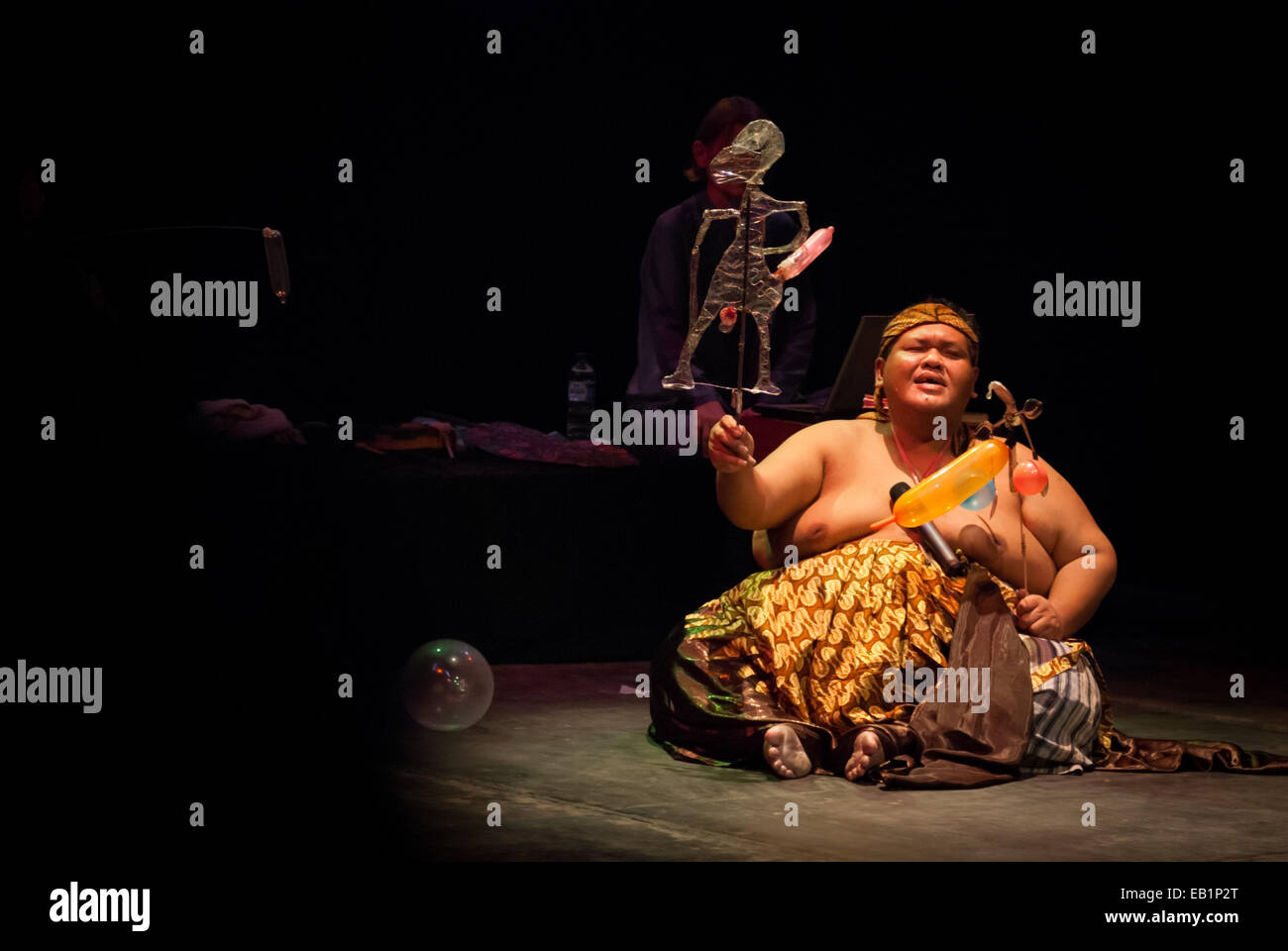 Slamet Gundono, un marionnettiste contemporaine indonésienne tardive durant un spectacle au théâtre Salihara, Jakarta, Indonésie. Banque D'Images