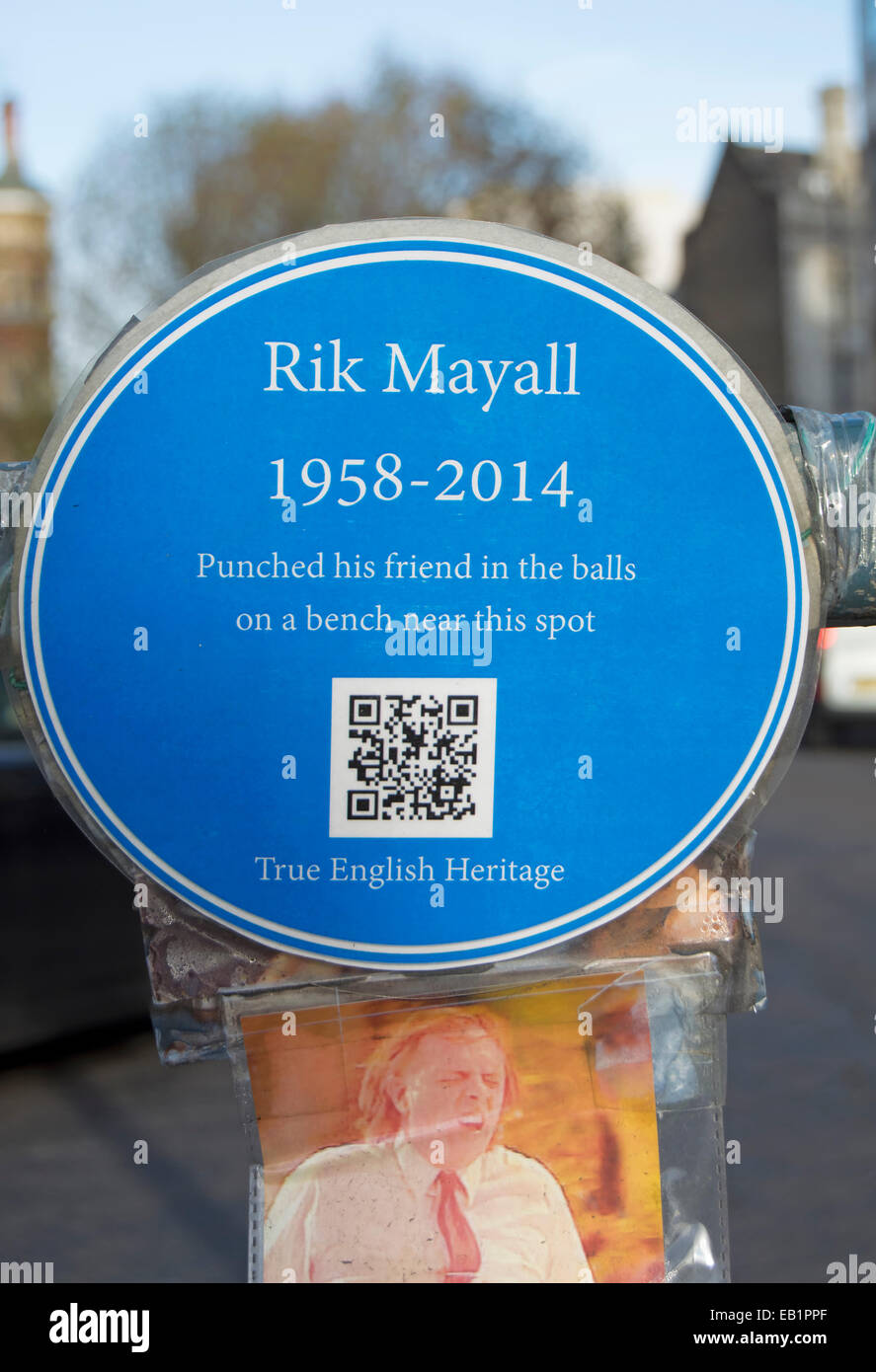 Bleu non officielle de la plaque commémorant l'acteur et comédien rik mayall, Hammersmith, Londres, Angleterre Banque D'Images