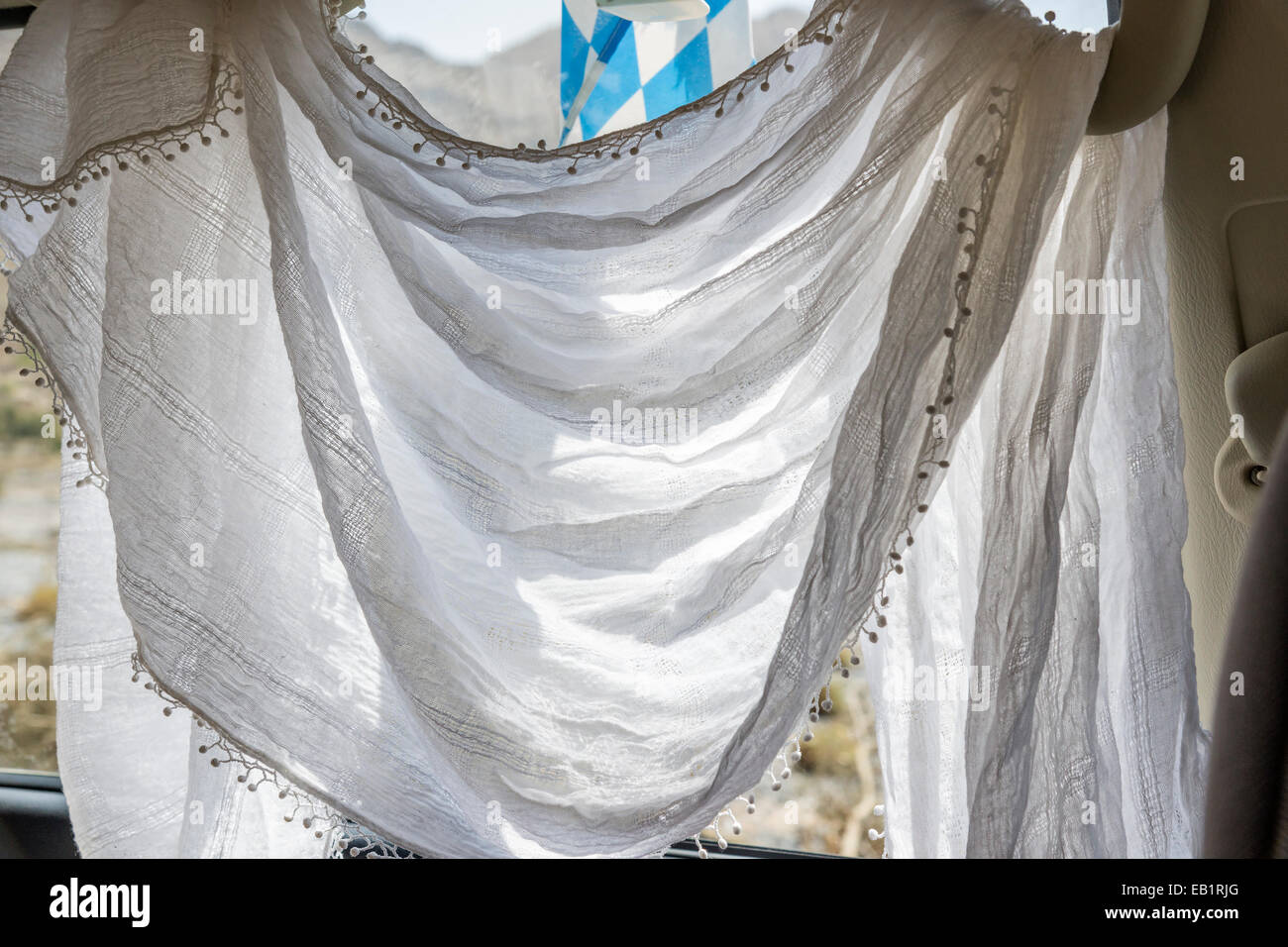 Image d'un foulard à la fenêtre de voiture comme la protection contre le soleil Banque D'Images