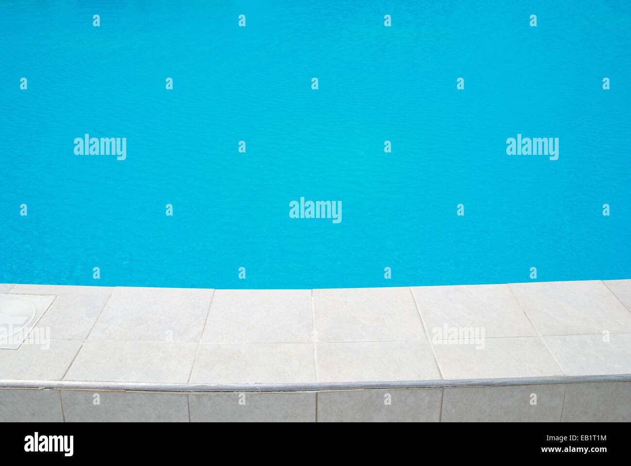 Grande piscine avec un bleu brillant, watter Banque D'Images
