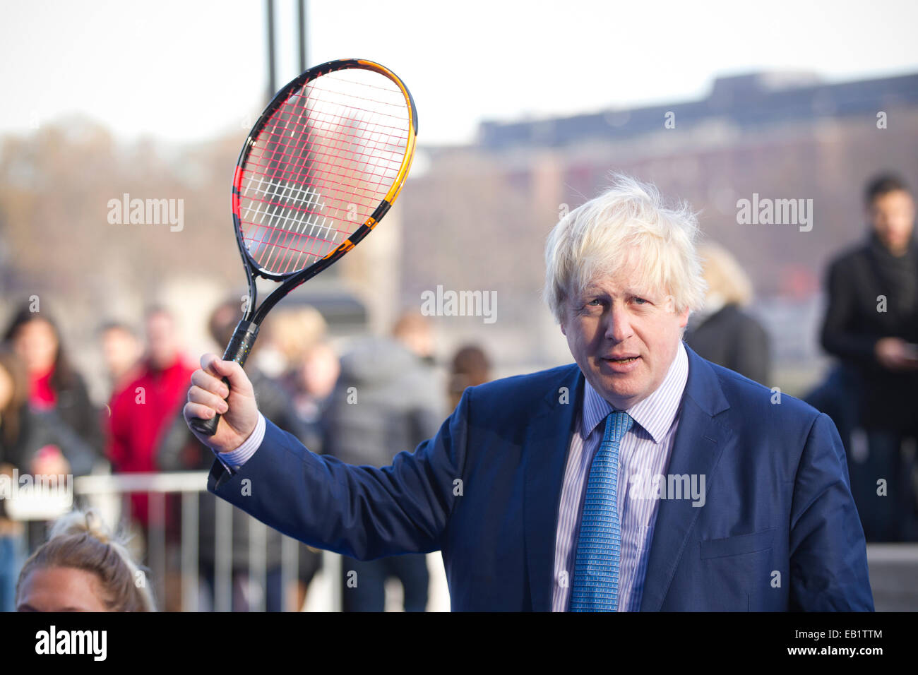 Londres, Royaume-Uni. 24 novembre, 2014. Maire de Londres Boris Johnson à rejoindre certains des meilleurs joueurs de tennis en fauteuil roulant qu'ils démontrent leurs compétences avant le prochain Masters de tennis en fauteuil roulant de NEC. Crédit : Jeff Gilbert/Alamy Live News Banque D'Images