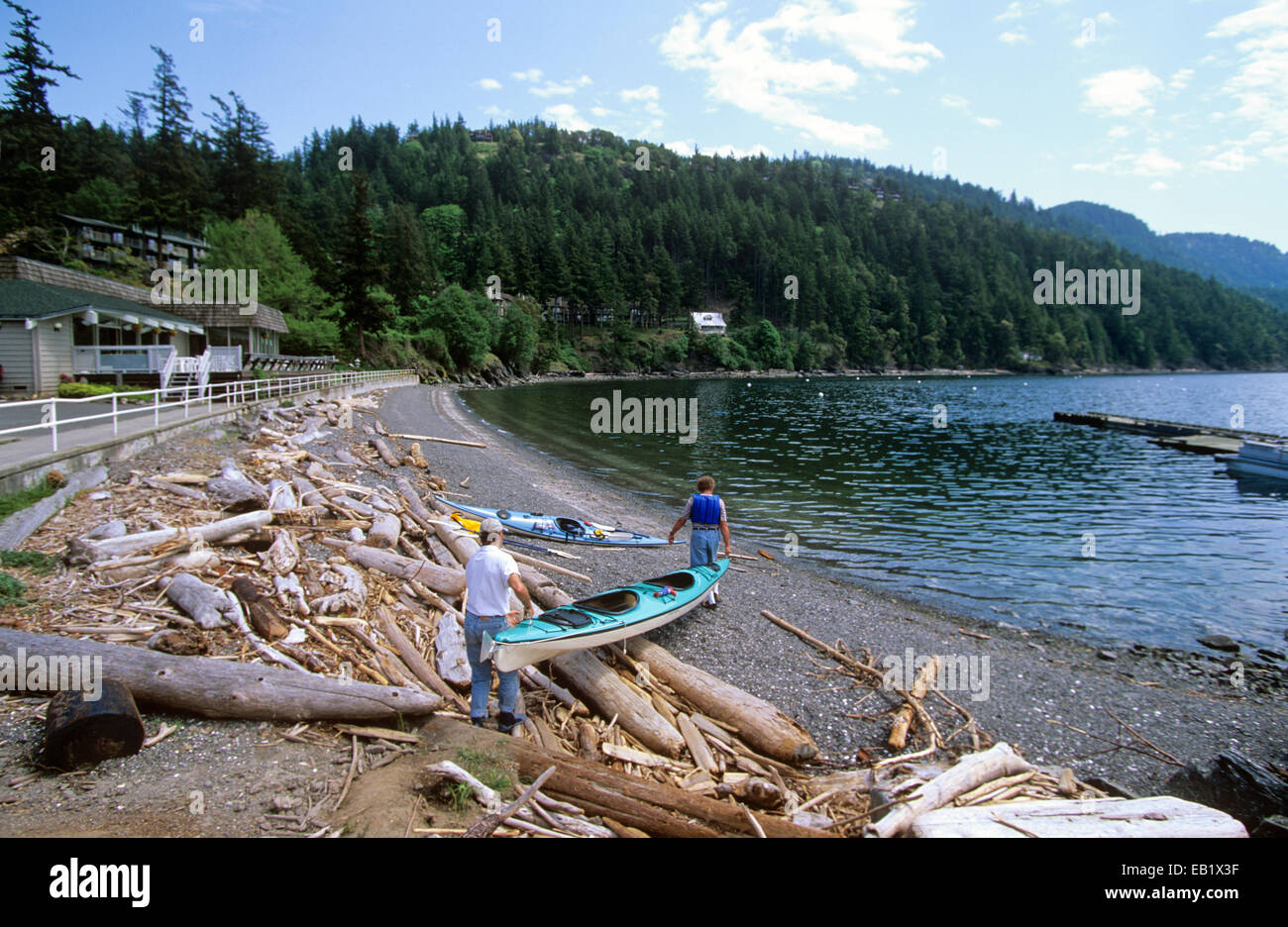 Kayak de mer dans le port de Rosario est un sport populaire, Orcas Island, Washington, USA. Banque D'Images