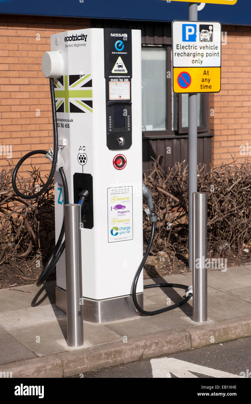 Point de recharge pour voitures électriques à une autoroute de l'aire de service. UK Banque D'Images