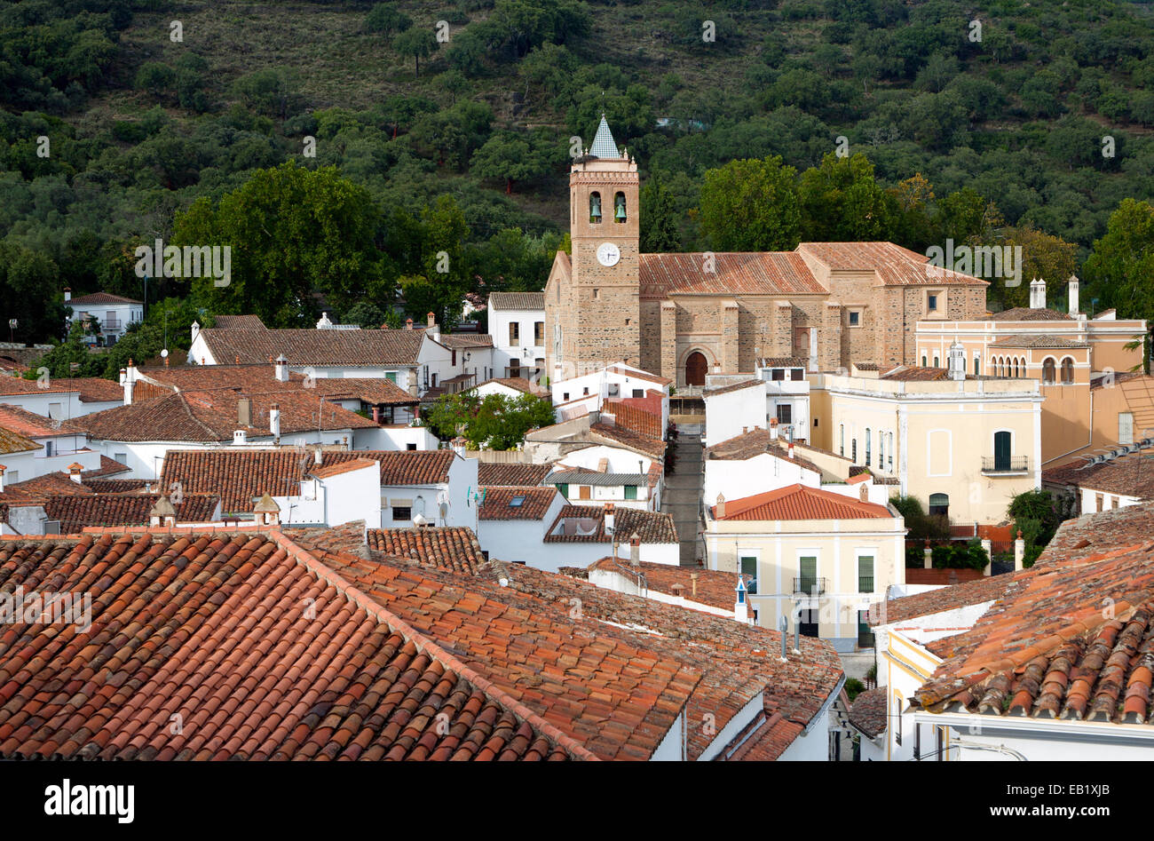 Église et maisons du village, Almonaster La Real Sierra de Aracena, province de Huelva, Espagne Banque D'Images