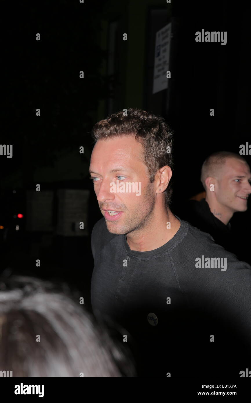 Le chanteur britannique Chris Martin parle aux fans qu'il laisse la Sarm studio à Notting Hill. Banque D'Images