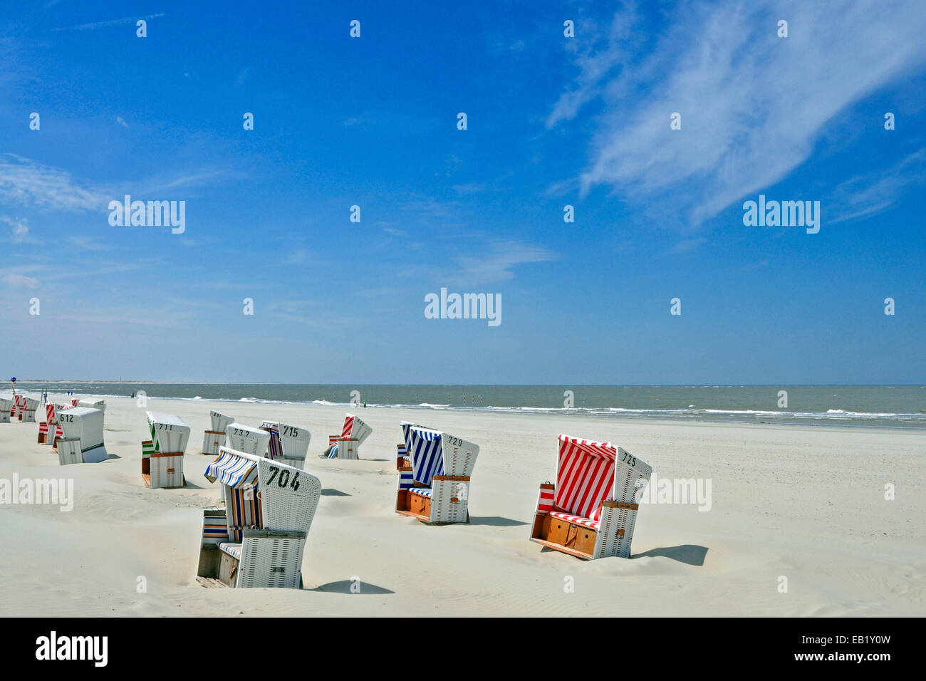 L'île de Baltrum, chaises longues sur la plage, Basse-Saxe, îles de la Frise orientale, Allemagne Banque D'Images