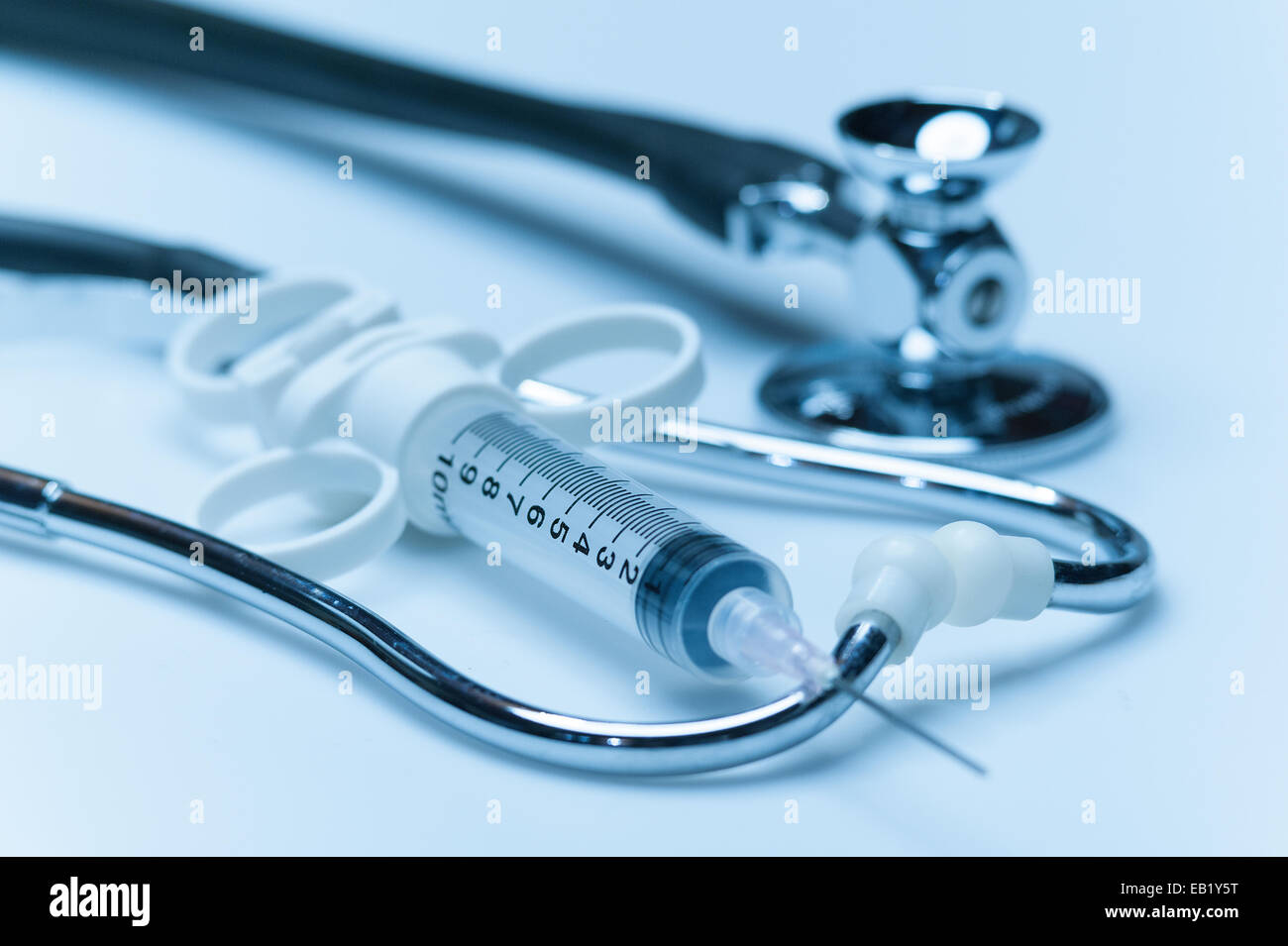 Outils médicaux du médecin, stéthoscope et seringue Photo Stock - Alamy