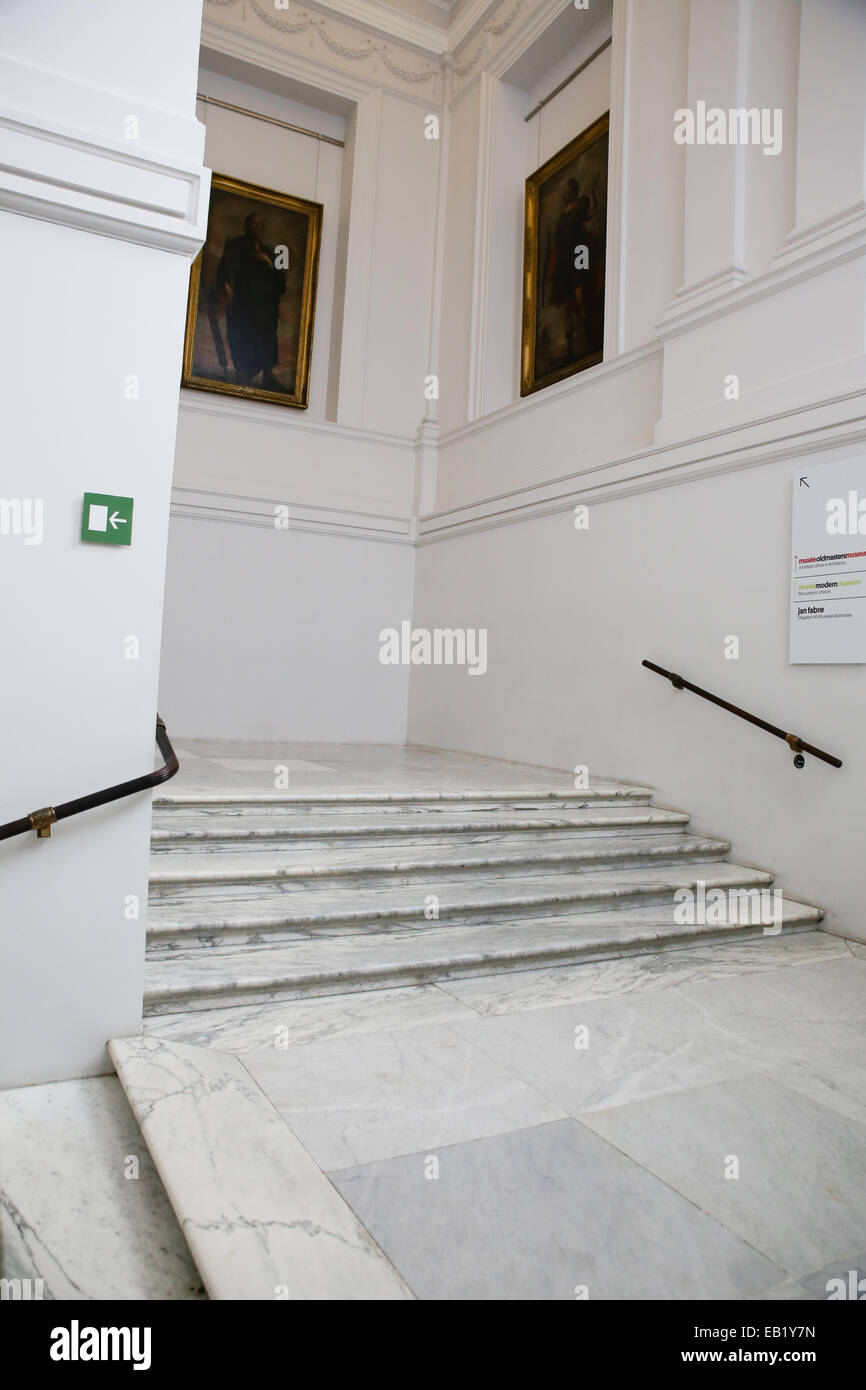 Escaliers en marbre blanc de l'intérieur du musée d'art Banque D'Images