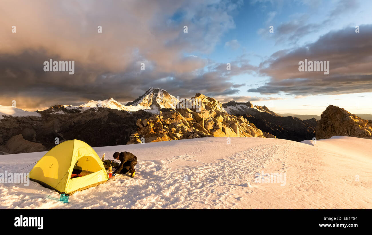 Soirée au Camp Glacier Tocllaraju, vallée de l'Ishinca, Cordillère des Andes, Pérou, Amérique du Sud, Banque D'Images
