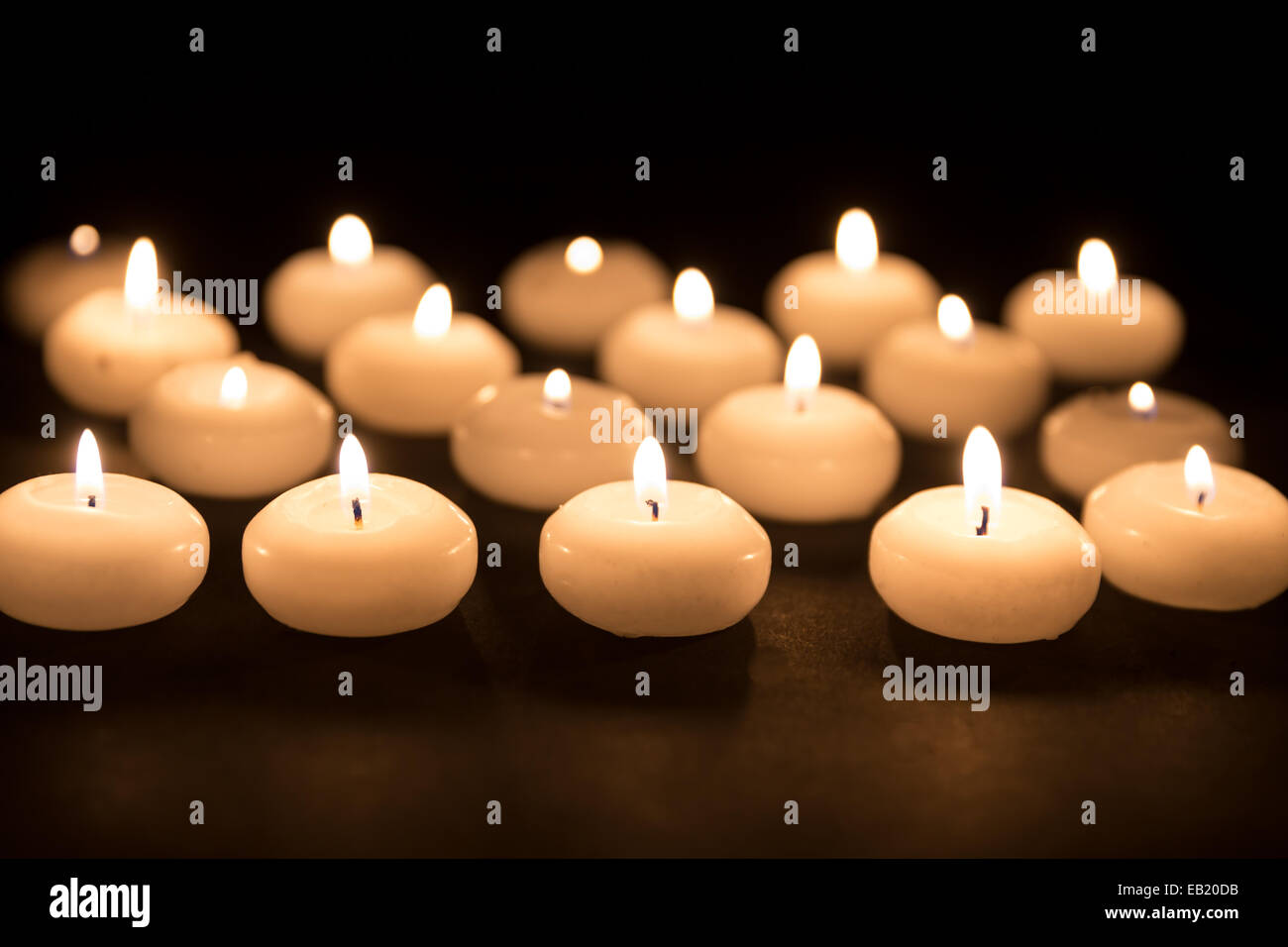Plusieurs bougies blanches avec focus sélectif sur fond noir Banque D'Images