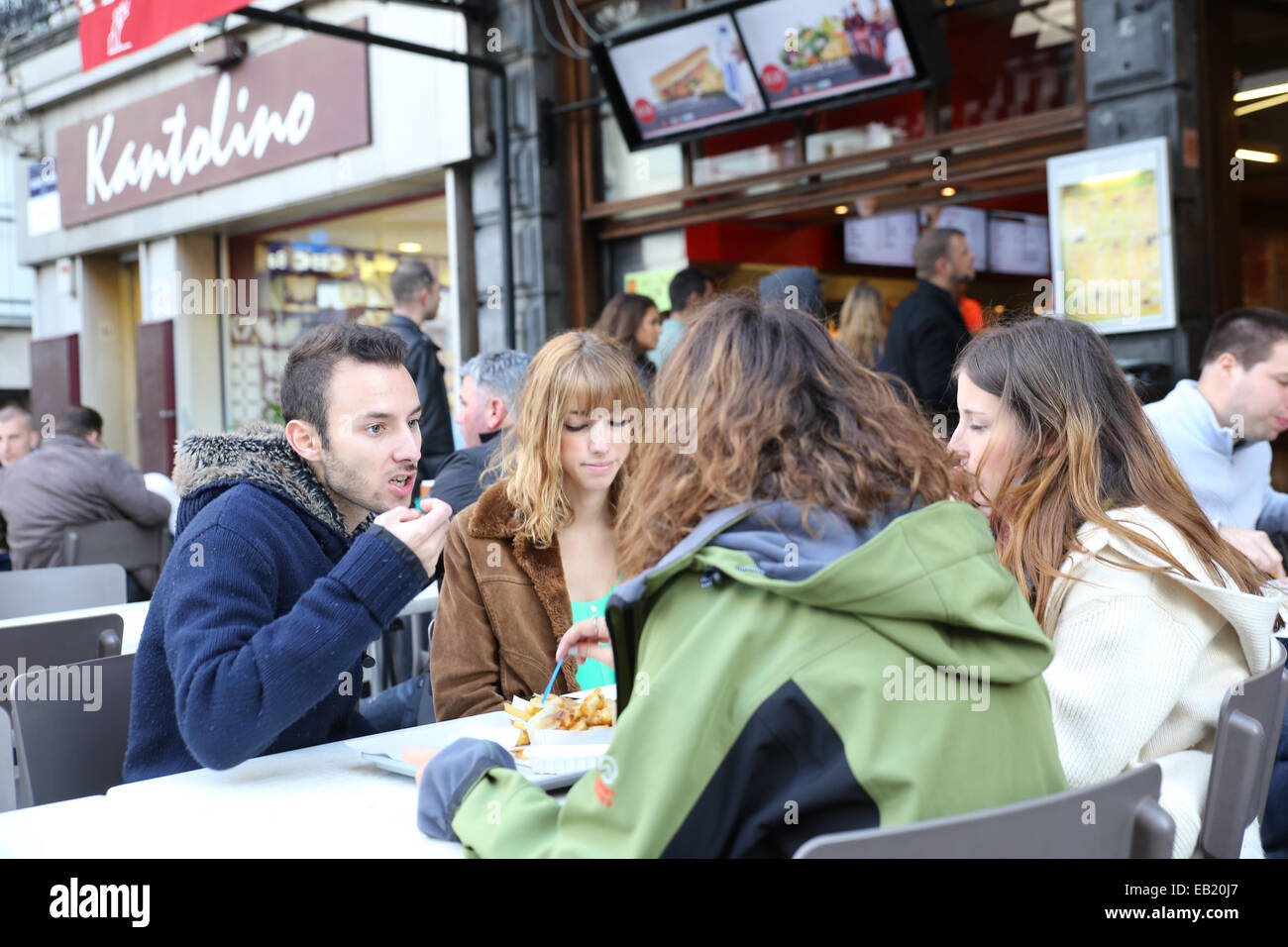 Les jeunes adolescent eating fast food outdoor Europe Banque D'Images