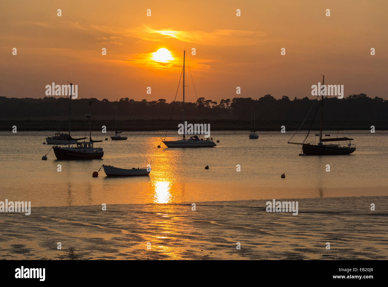 Coucher de soleil sur la rivière Deben avec bateaux à voile amarré à Bawdsey Suffolk Ferry Banque D'Images