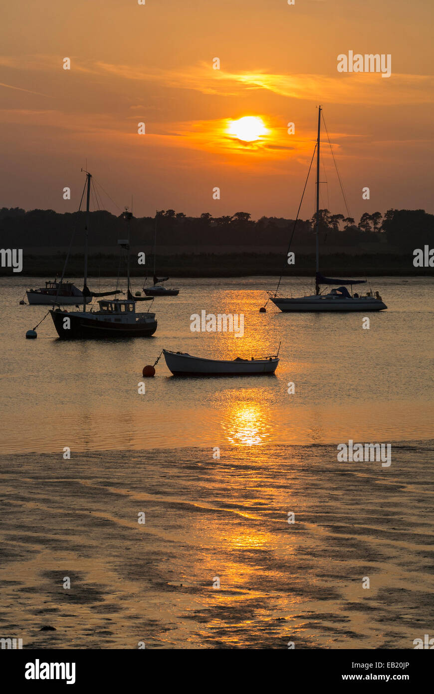 Coucher de soleil sur la rivière Deben avec bateaux à voile amarré à Bawdsey Suffolk Ferry Banque D'Images
