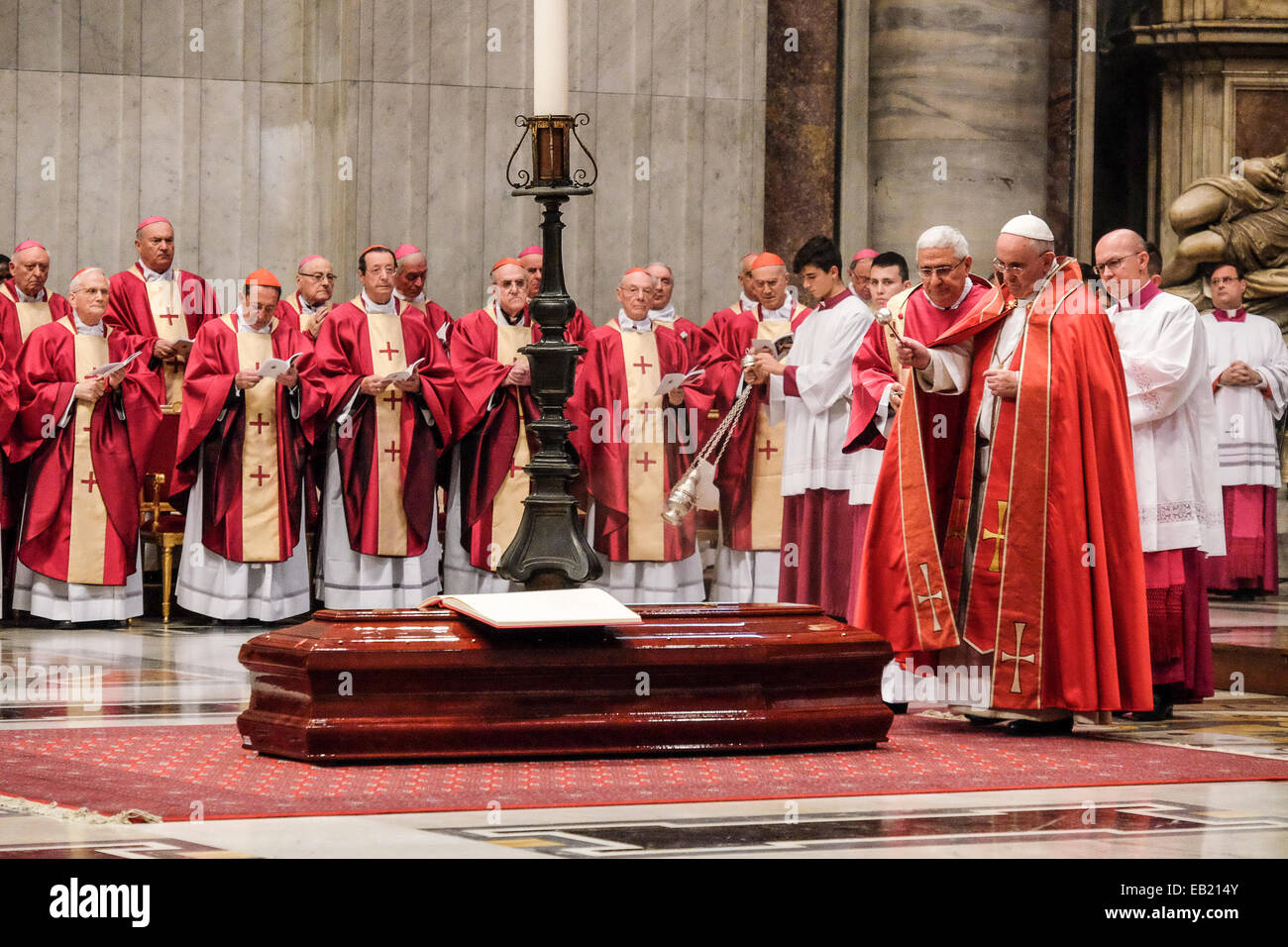 Le Vatican. 24 Nov, 2014. Le pape François bénit le Cardinal Fiorenzo Angelini - 24 novembre 2014 Crédit : Realy Easy Star/Alamy Live News Banque D'Images