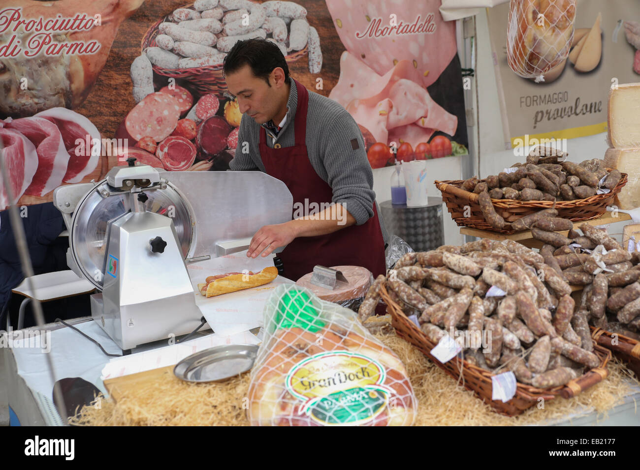 Faire l'homme sandwich jambon italien vendeur de rue l'Europe Banque D'Images