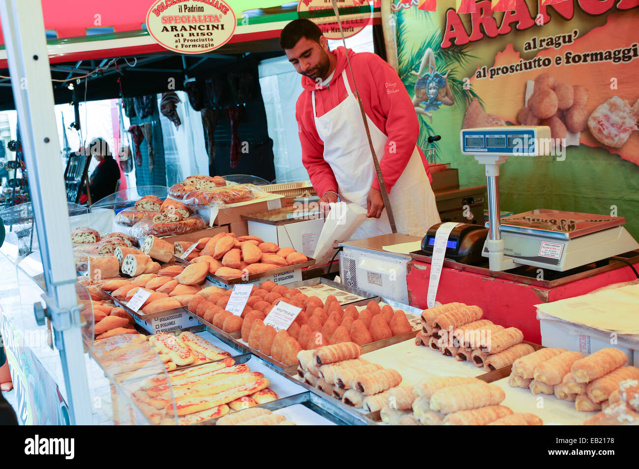 Vendeur de rue, la vente de pâtisserie italienne tente l'Europe Banque D'Images