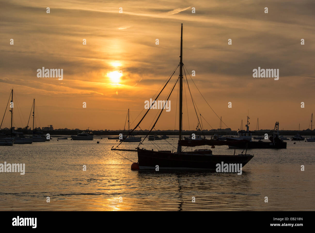Coucher de soleil sur la rivière Deben avec bateaux à voile amarré à Bawdsey Suffolk Ferry Banque D'Images