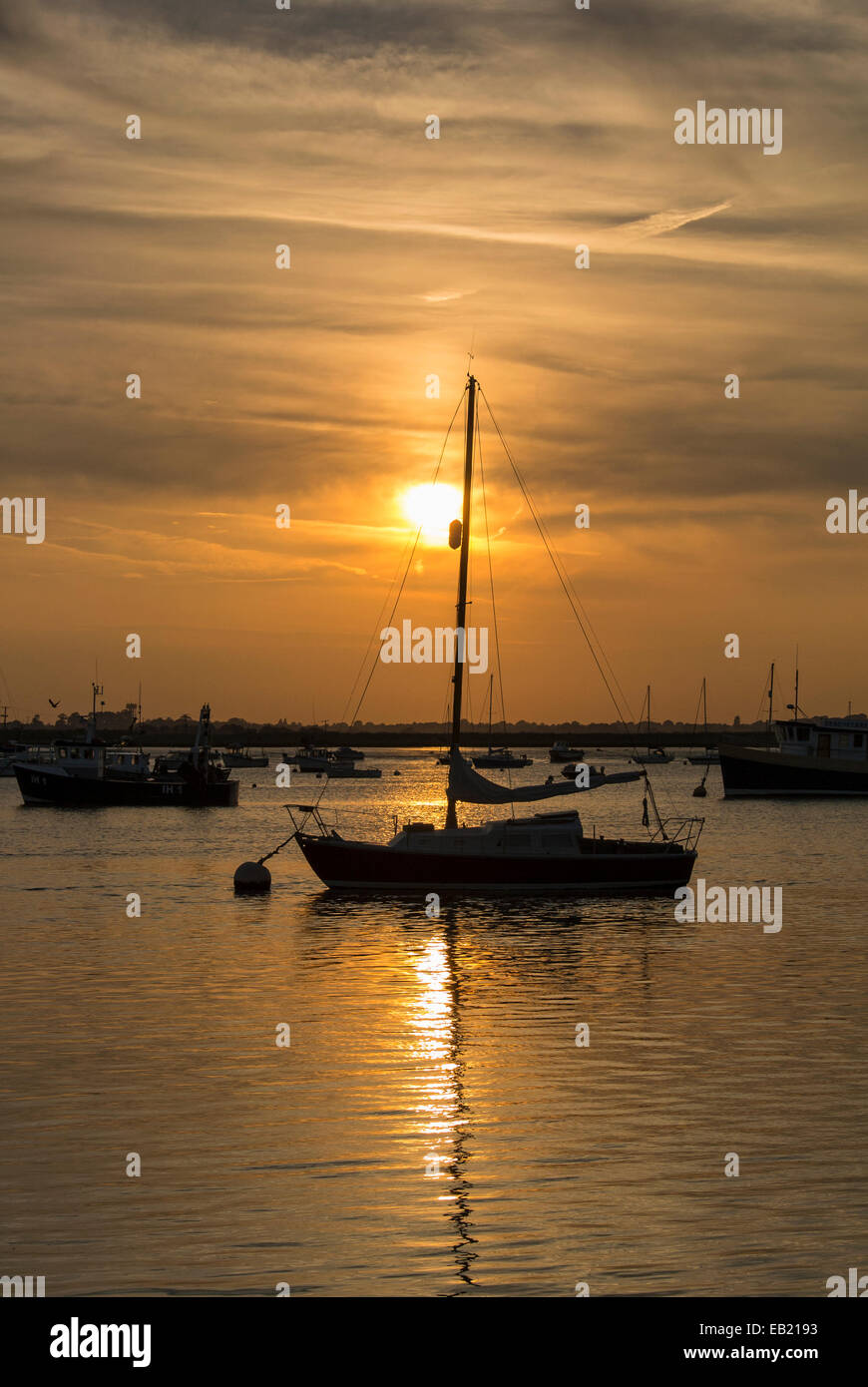 Coucher de soleil sur la rivière Deben avec bateaux à voile amarré à Bawdsey Suffolk Ferry Banque D'Images