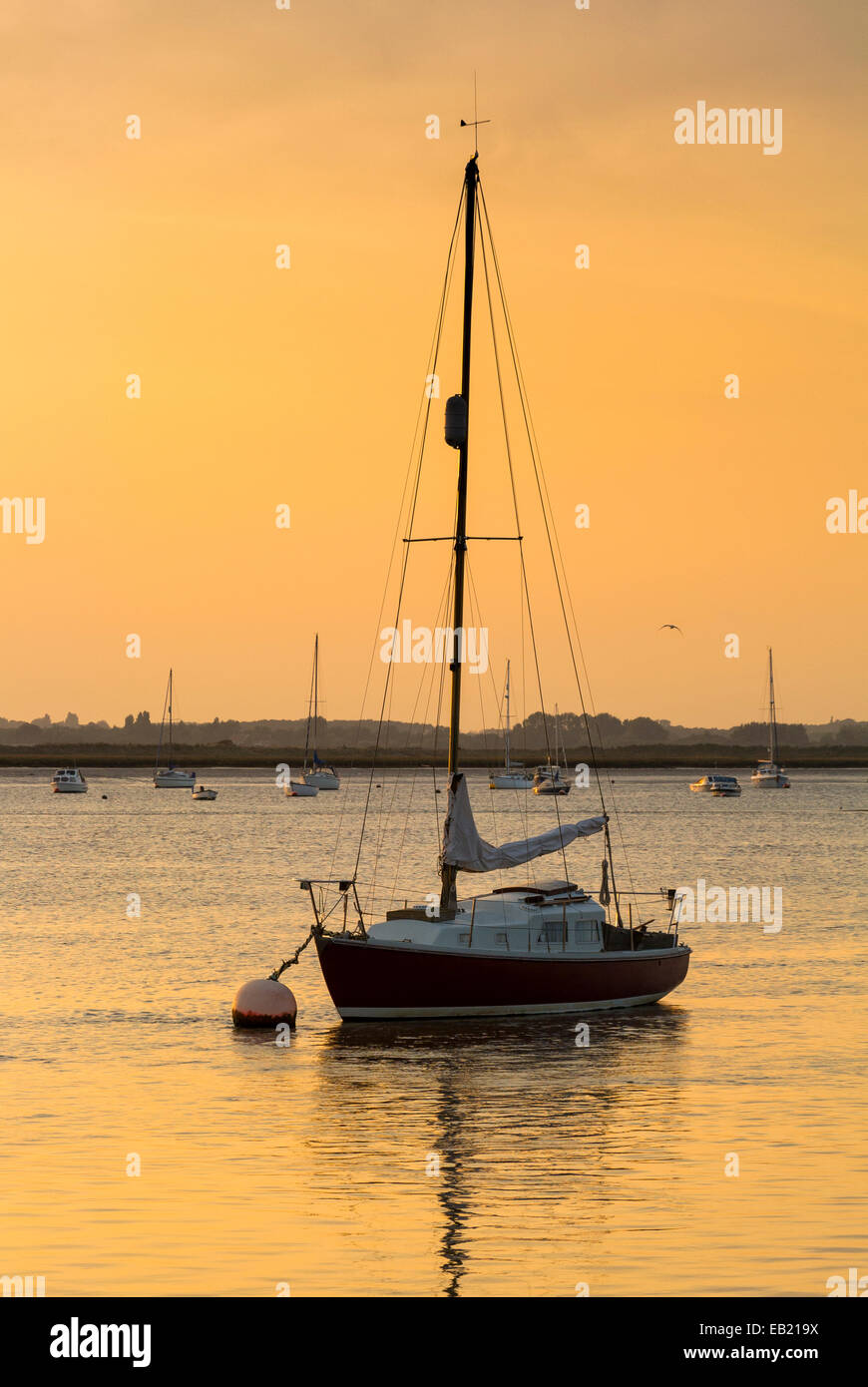 Coucher de soleil sur la rivière Deben avec bateaux à voile amarré à Bawdsey Suffolk Ferry Banque D'Images
