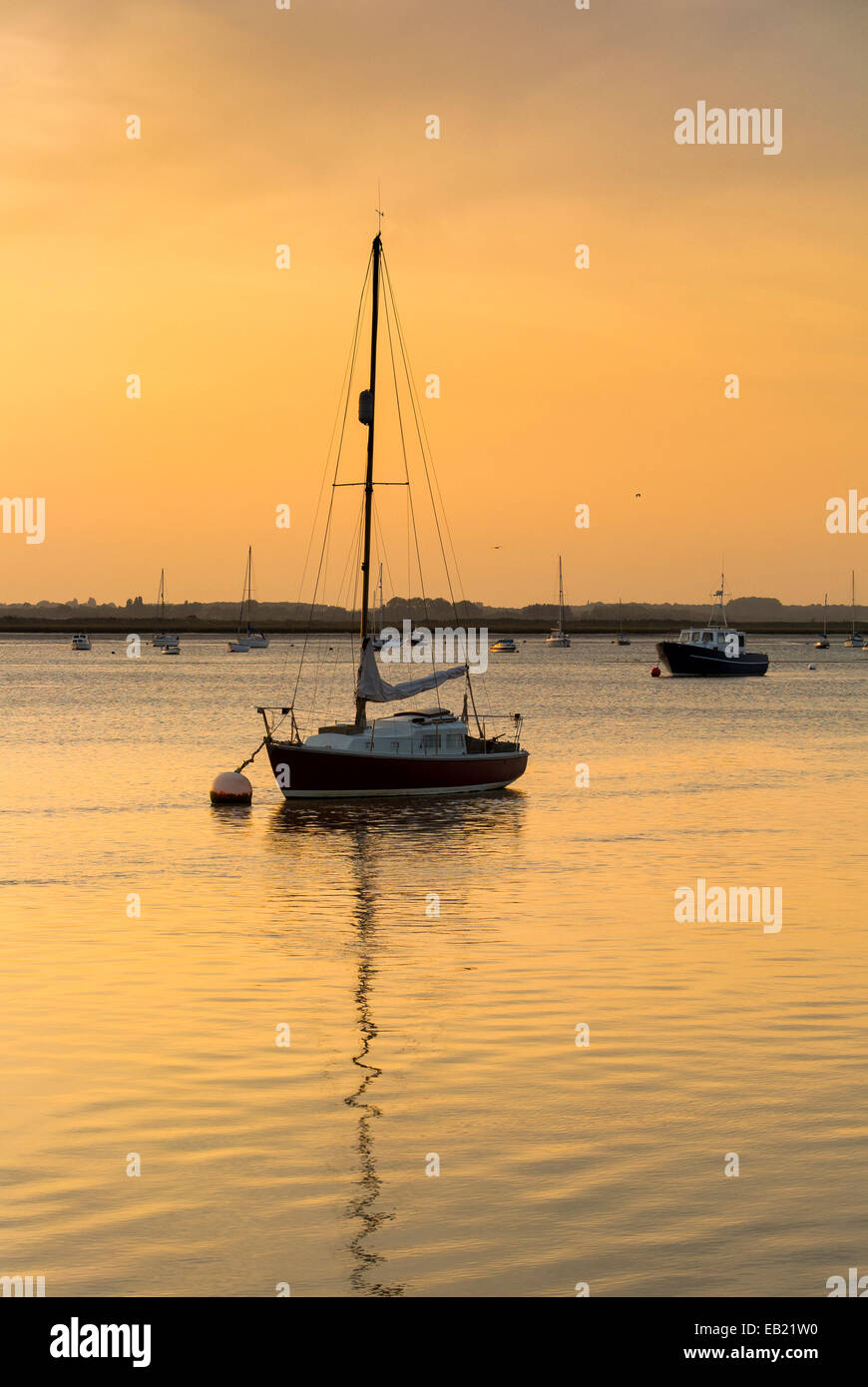 Coucher de soleil sur la rivière Deben avec bateaux à voile amarré à Bawdsey Suffolk Ferry Banque D'Images