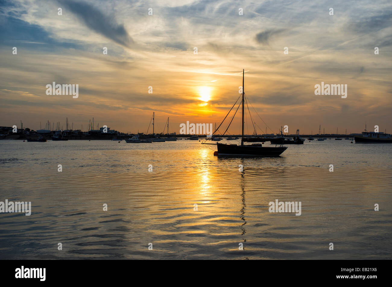 Coucher de soleil sur la rivière Deben avec bateaux à voile amarré à Bawdsey Suffolk Ferry Banque D'Images