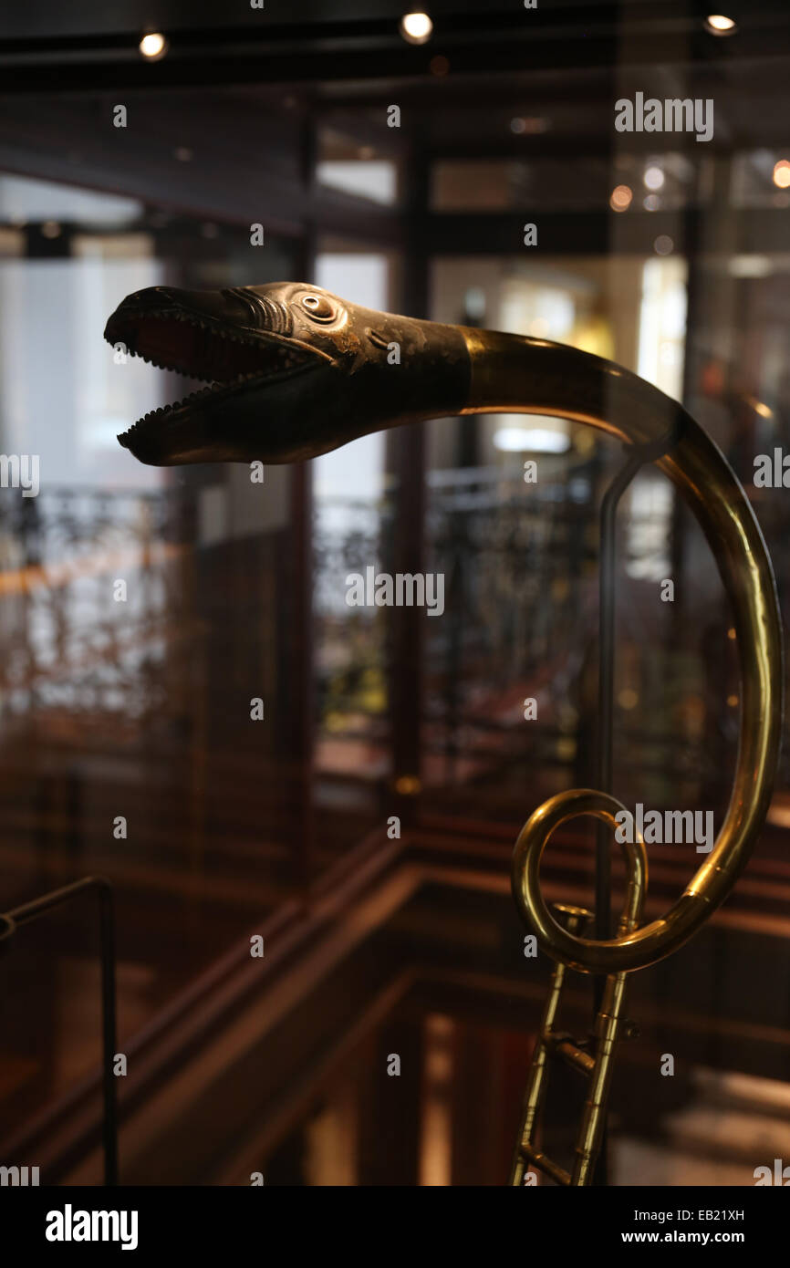 Instrument de musique basse forme de serpent à l'intérieur du musée de bruxelles Banque D'Images