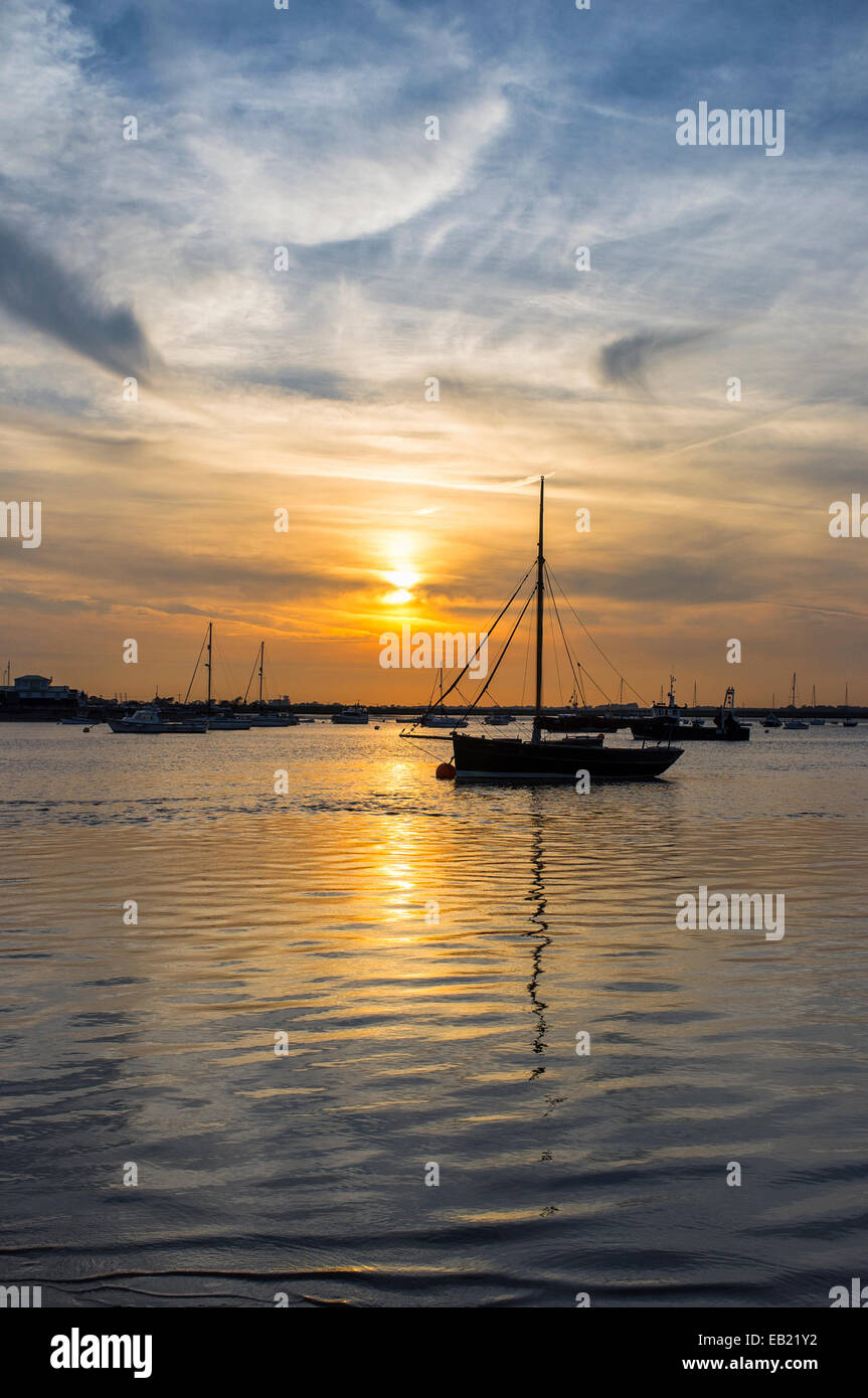 Coucher de soleil sur la rivière Deben avec bateaux à voile amarré à Bawdsey Suffolk Ferry Banque D'Images