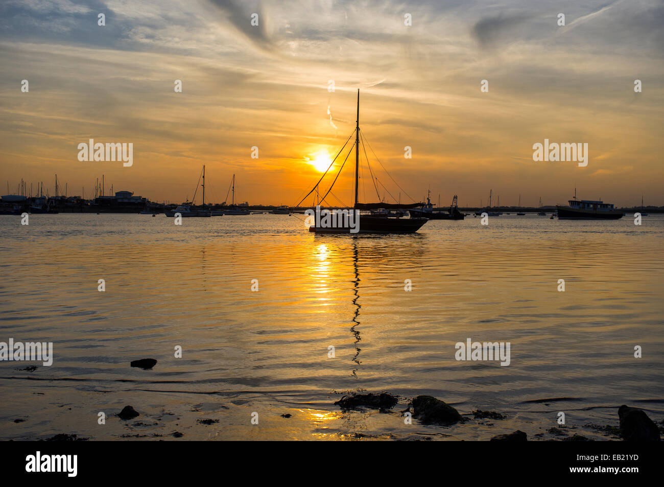 Coucher de soleil sur la rivière Deben avec bateaux à voile amarré à Bawdsey Suffolk Ferry Banque D'Images