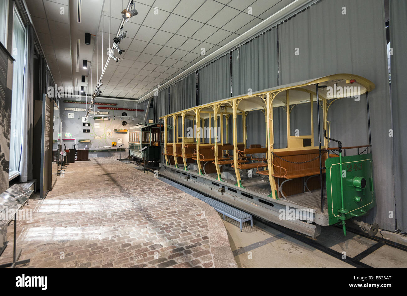 Le tramway de la ville d'Helsinki Helsinki située dans le dépôt de tramways le plus ancien datant de 1900 conçu par l'architecte Waldemar Aspelin Banque D'Images