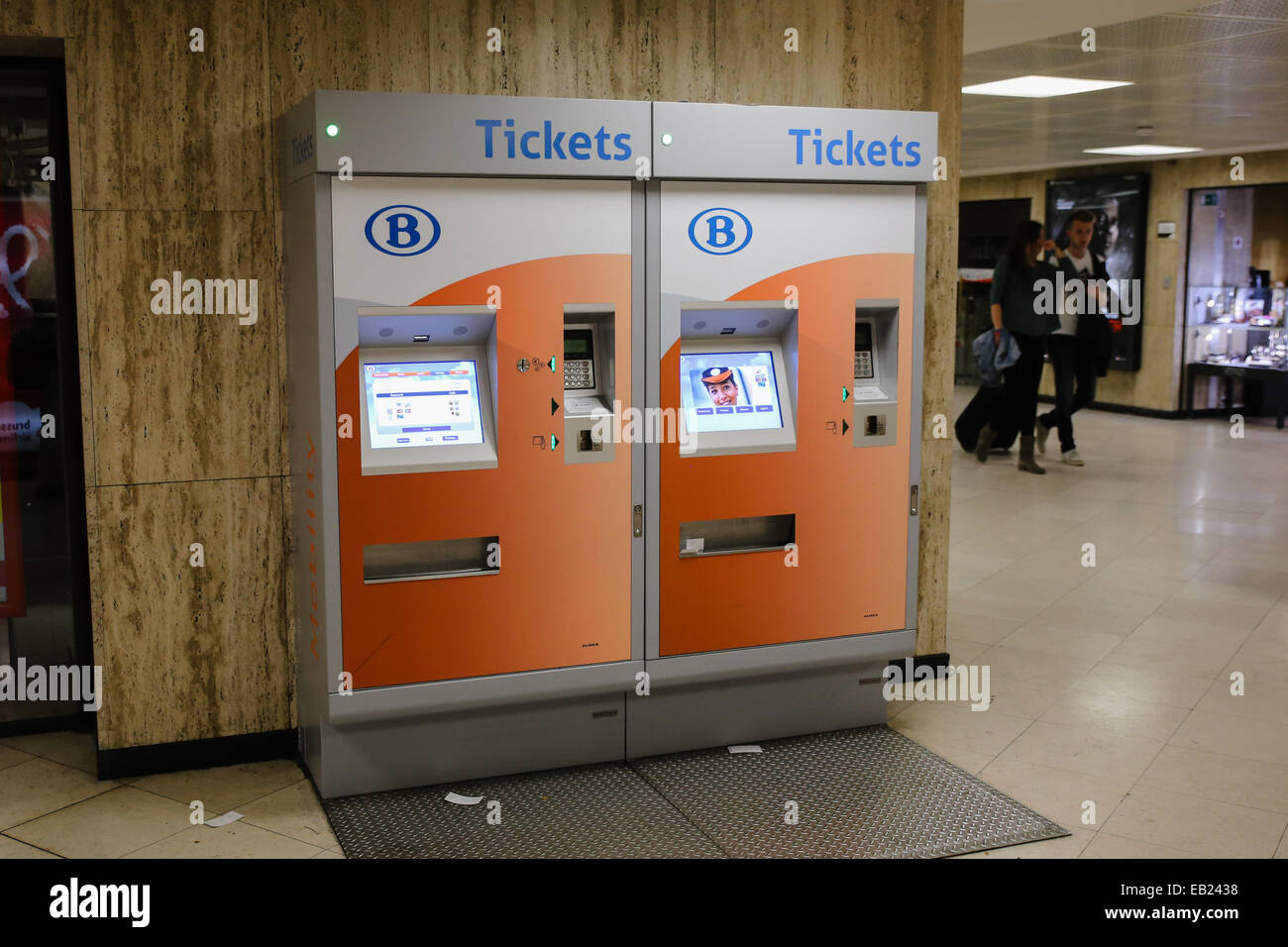 Distributeur automatique de billets de train de bruxelles Photo Stock -  Alamy