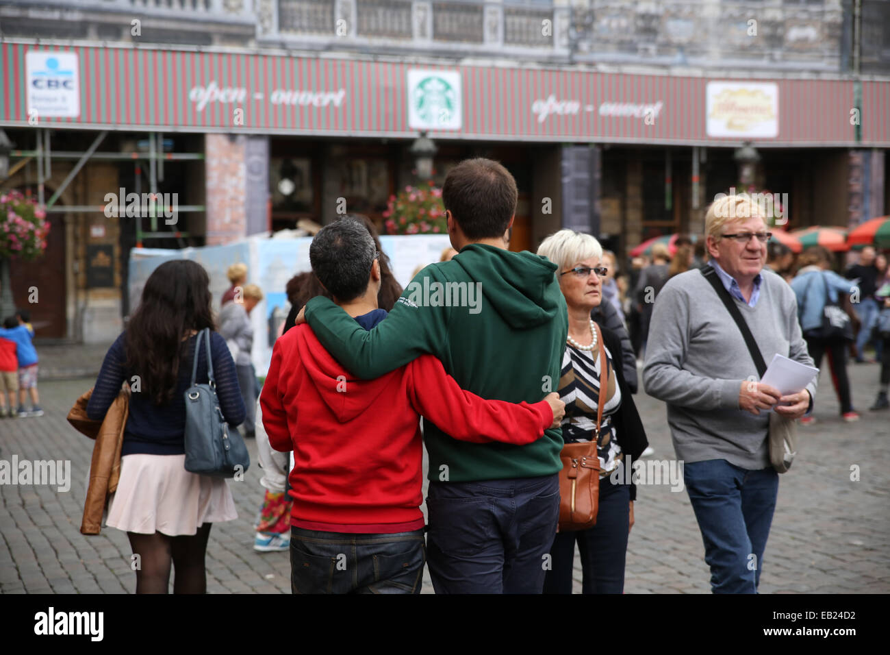 Homme couple gay ouvert rue de plein air europe Banque D'Images