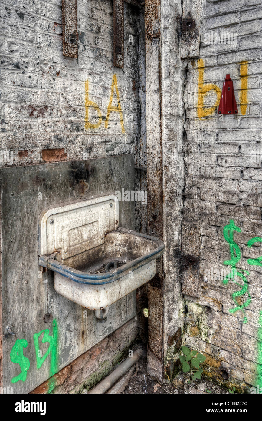 Salle de bains sale dans les bâtiments industriels abandonnés Banque D'Images Salle de bains sale dans les bâtiments industriels abandonnés Banque D'Images