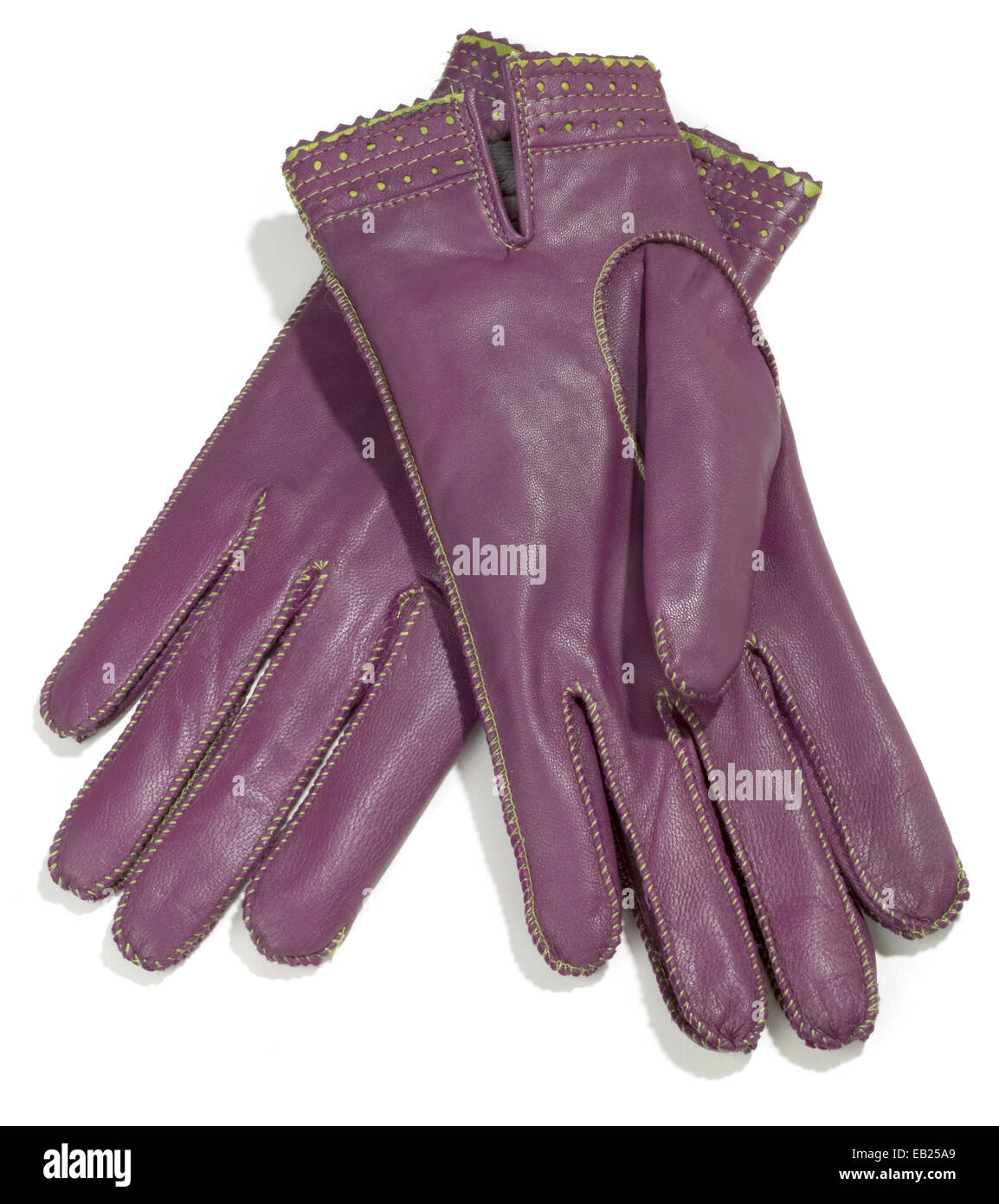 gants en cuir violet avec détails verts et coutures photographiés sur fond blanc. Banque D'Images