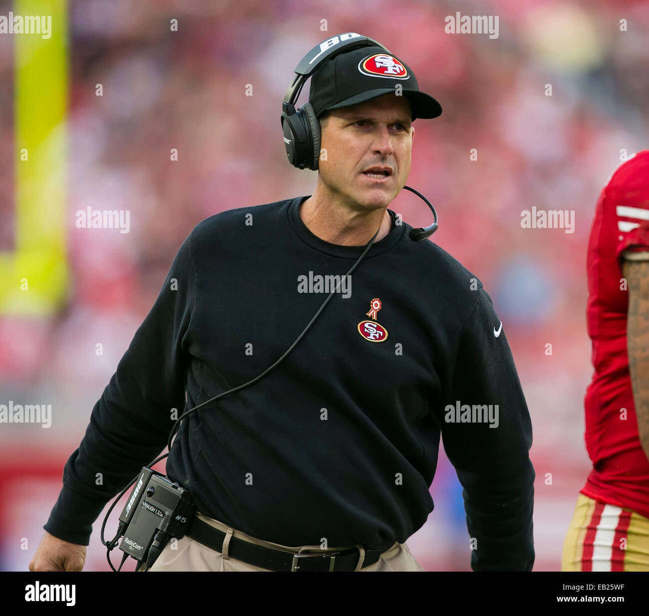 San Francisco, CA. 23 Nov, 2014. San Francisco 49ers l'entraîneur-chef Jim Harbaugh au cours de la NFL football match entre les Redskins de Washington et les San Francisco 49ers à Levi's Stadium à San Francisco, CA. Les 49ers défait les Redskins 17-13. ©Damon Tarver/Cal Sport Media/Alamy Live News Banque D'Images