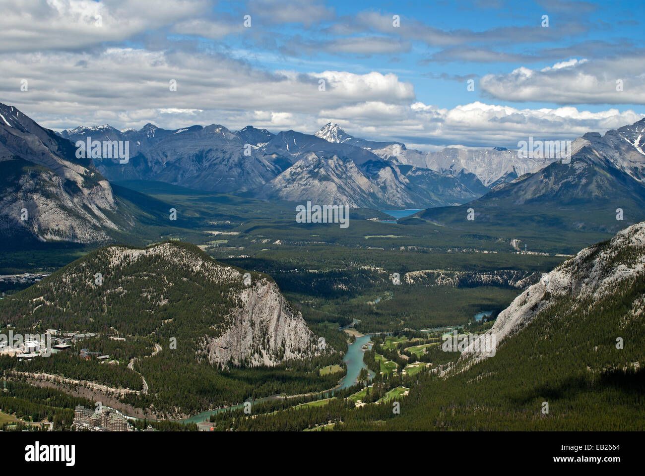 Terrain de golf le long de la rivière dans la vallée près de Banff - Canada. Banque D'Images