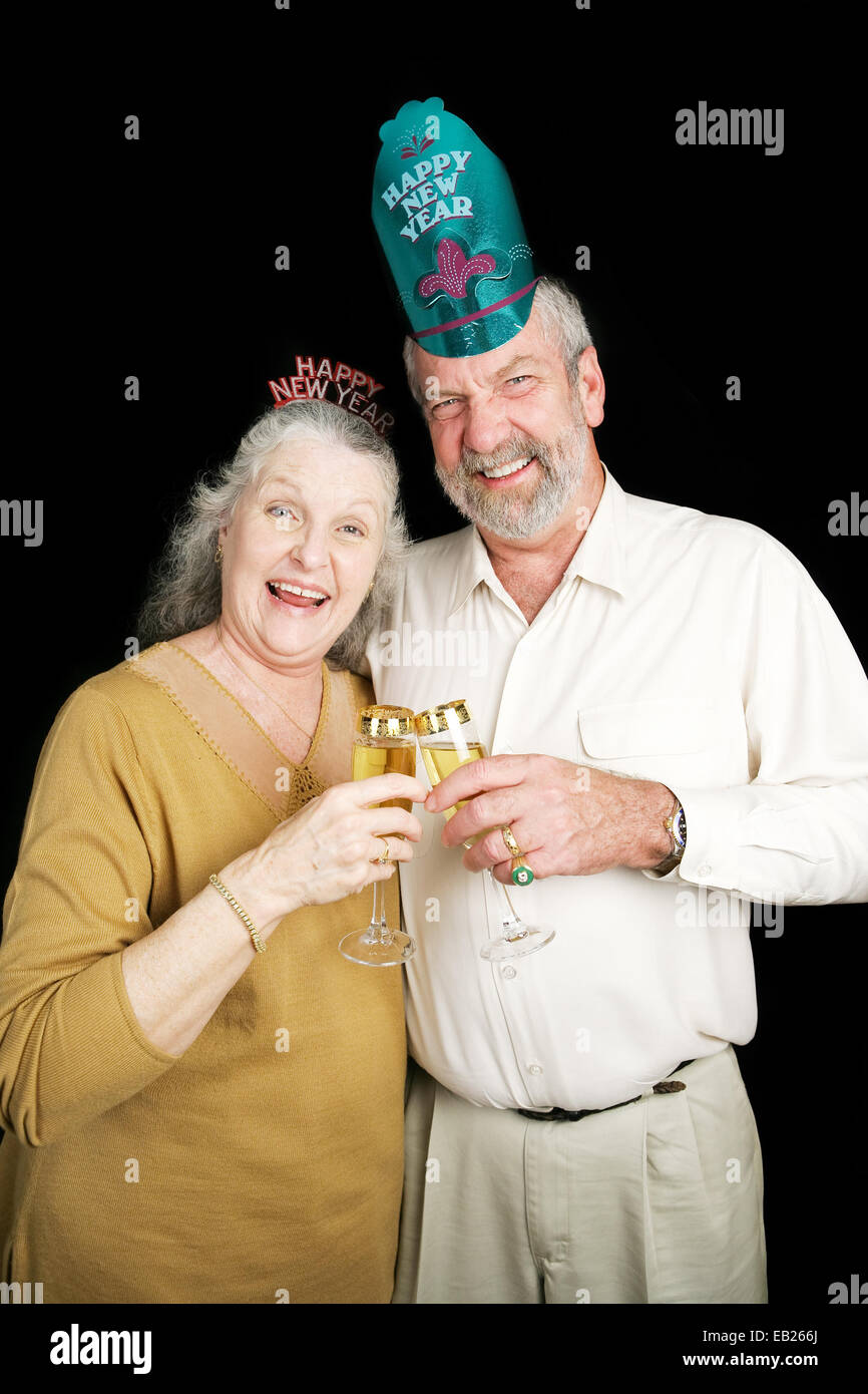 Couple un peu ivre de champagne à une soirée du Nouvel An. Fond noir. Banque D'Images