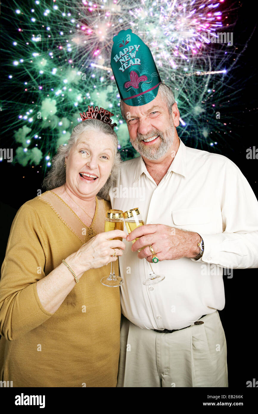 Couple un peu ivre lors d'une soirée du Nouvel An avec feux d'artifice aller dans l'arrière-plan Banque D'Images