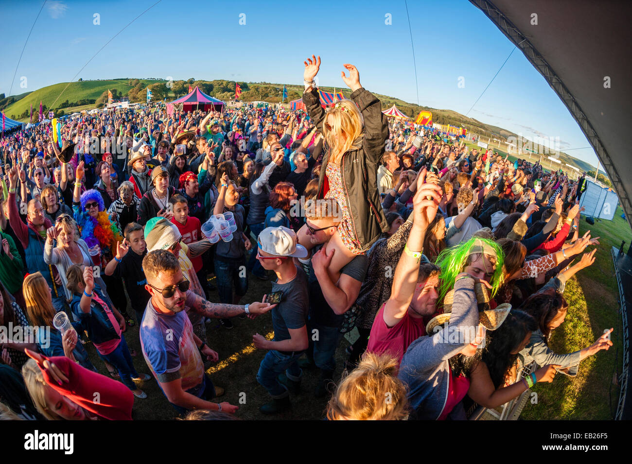 La foule appréciant les groupes jouant sur scène lors de la Grande fête de la musique Hommage Aberystwyth UK August Summer bank holiday 2014 Banque D'Images