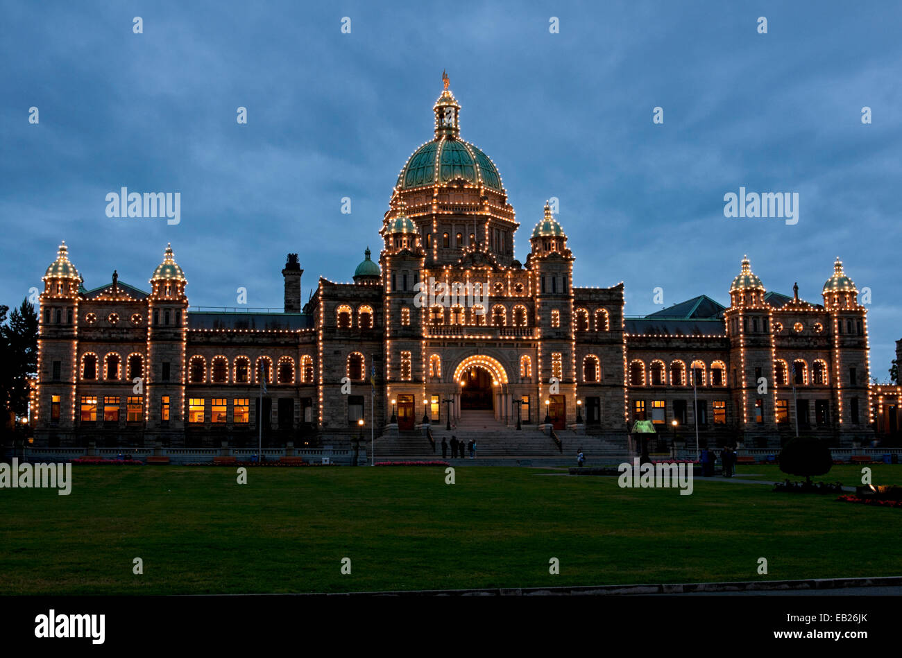 La nuit tombe sur l'allumé Maison Provinciale (Parlement) de la Colombie-Britannique (Canada). Banque D'Images