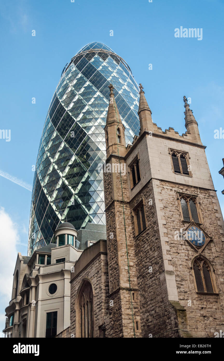 Le Gherkin et église St Andrews à Londres Banque D'Images