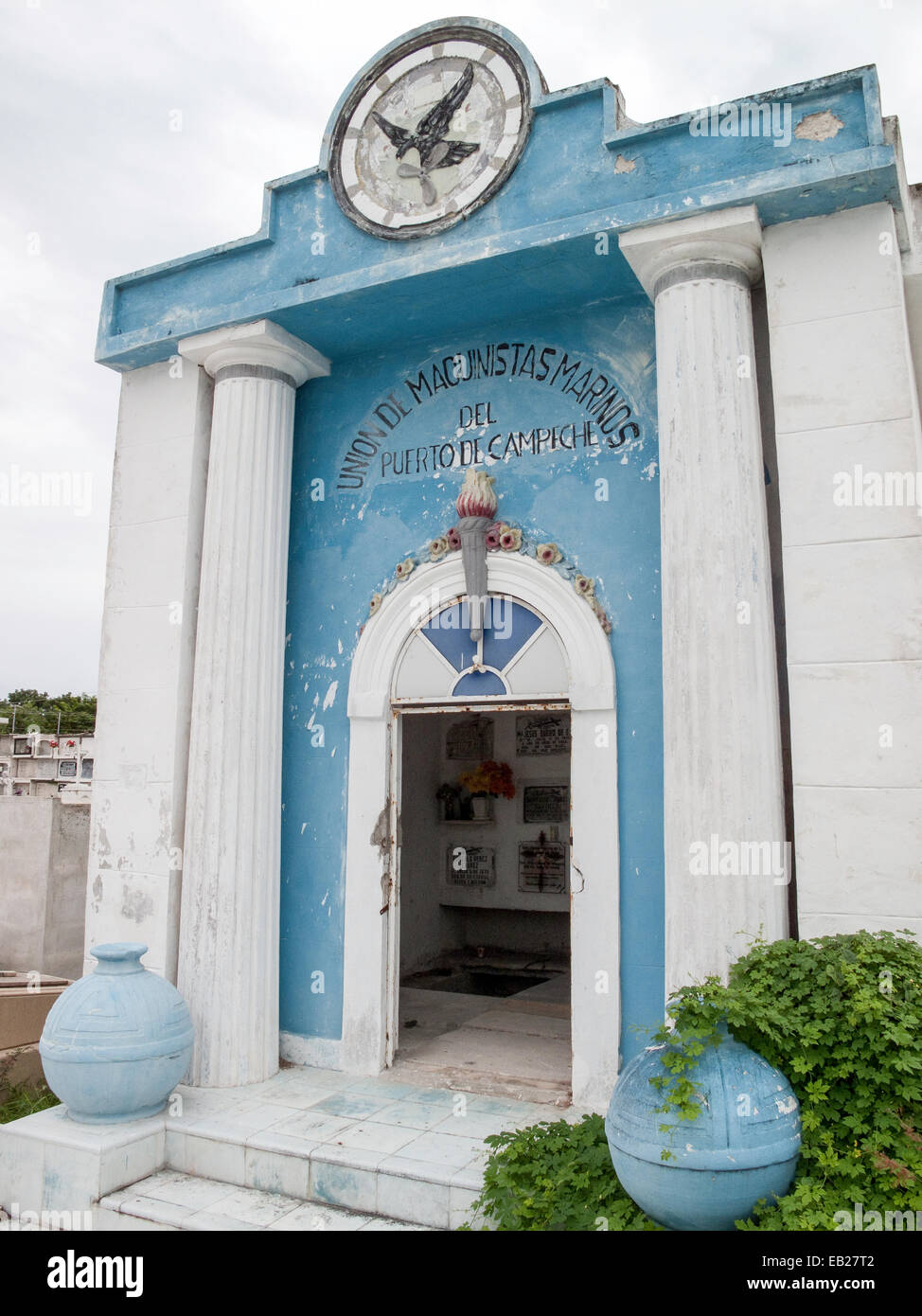 Mausolée dédié aux navigateurs de Campeche ; bleu patiné stuc, colonnes blanches, flamme éternelle, de fleurs et d'oiseaux avec hélice de bateau logo, MX. Banque D'Images
