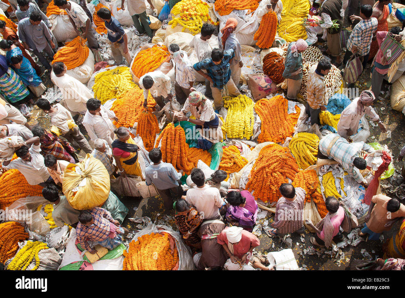 Vue aérienne du marché aux fleurs et ça bourdonne d'activité sac sacs remplis de fleurs multicolores et de guirlandes avec les vendeurs à Howrah Bridge, Kolkata, Inde Banque D'Images