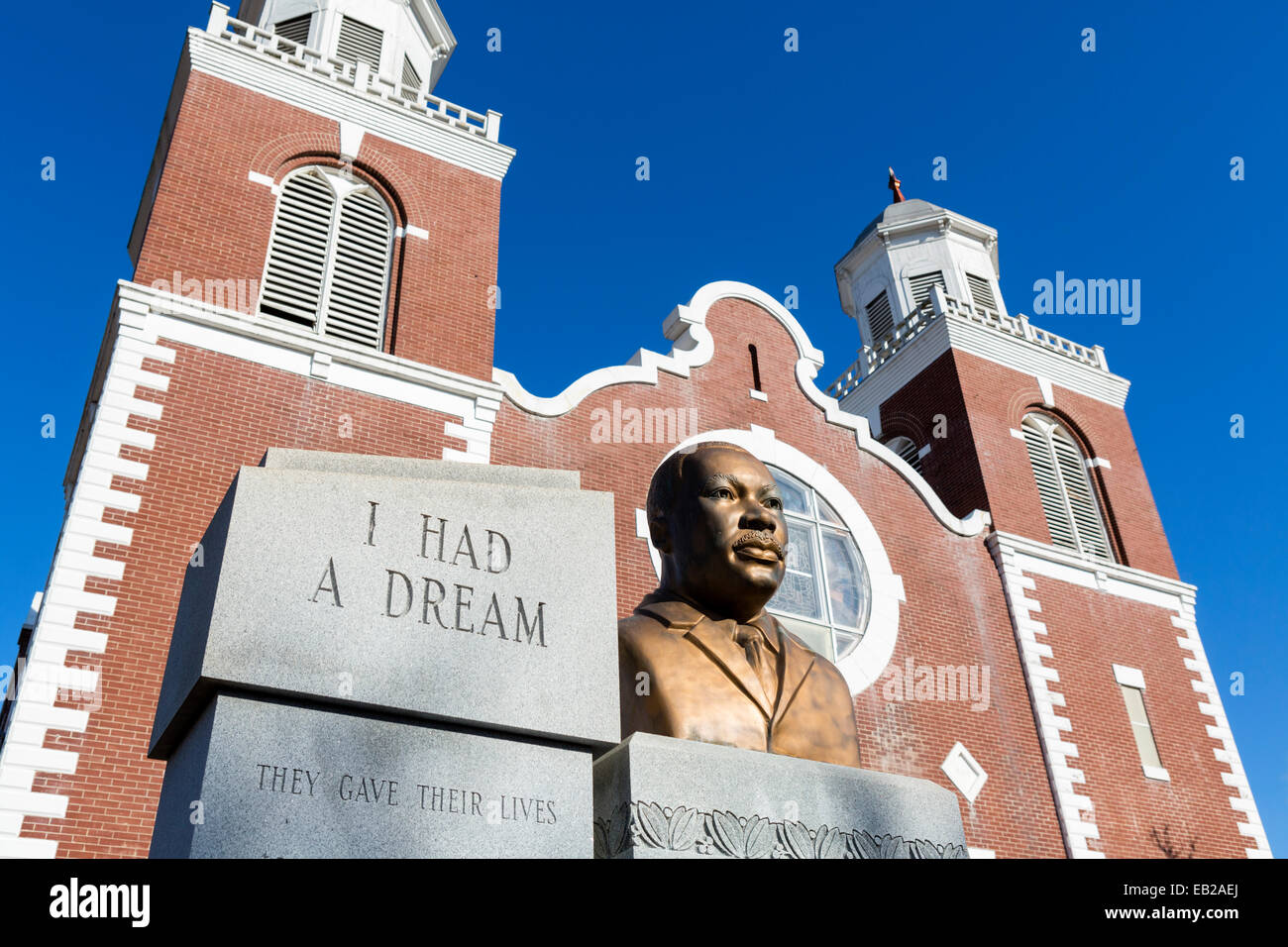 Selma Alabama. Buste du Dr Martin Luther King à l'extérieur de la chapelle AME Brown Church, Selma, AL, USA - point de départ des marches 1965 Banque D'Images