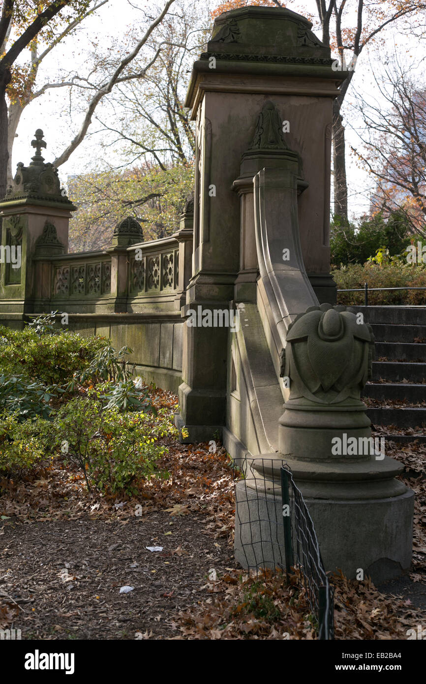 Balustrade en pierre sculptée à la Fontaine Bethesda et exposée dans Central Park, New York City. Banque D'Images